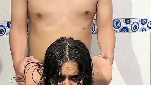 Sürtük hizmetçinin sıkı amını parçalıyorum ve bir karım olduğunu unutuyorum / sonunda yüzüne boşalıyorum