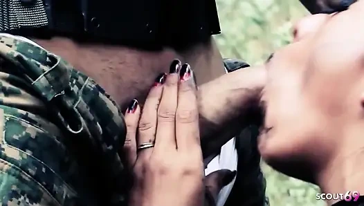 Büyük memeli cosplay orta yaşlı seksi kadın yoha açık havada kalın bir yarakla sikiliyor