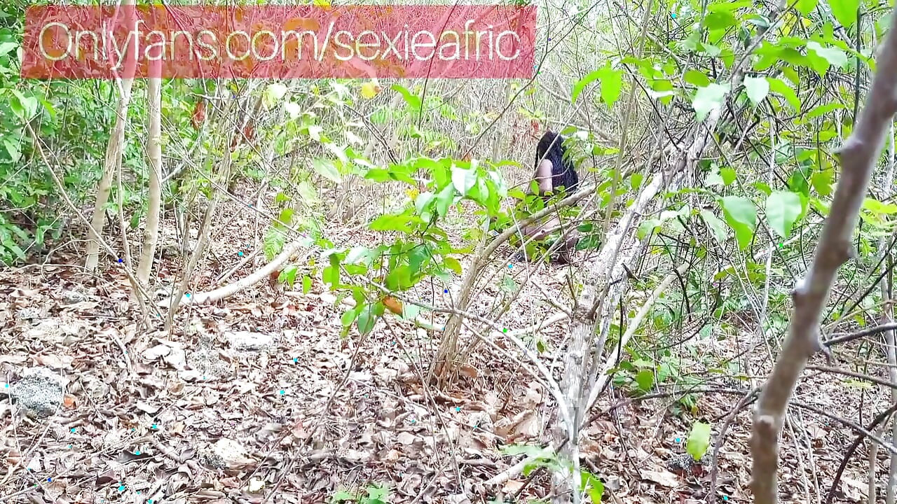 Pembantu rumah yang dipotong kayu dikongkek seperti anjing, dia ditangkap kencing di dalam hutan