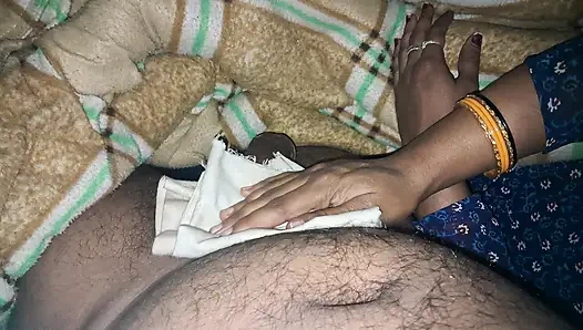 Индийская жена мастурбирует мой хуй до камшота