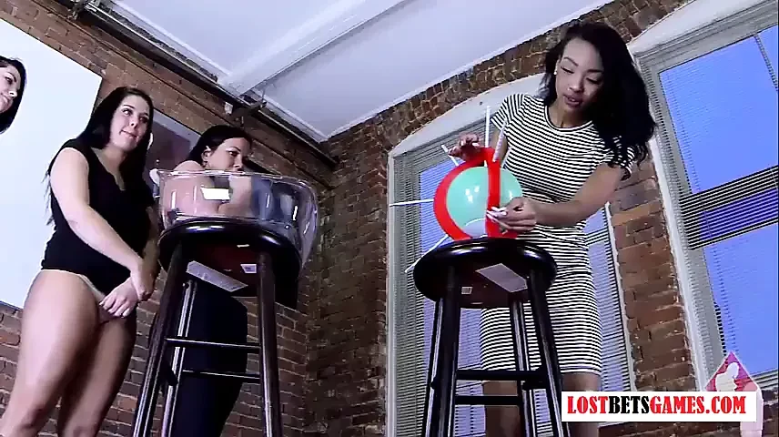 4 meninas jogam um jogo de strip estourar o balão