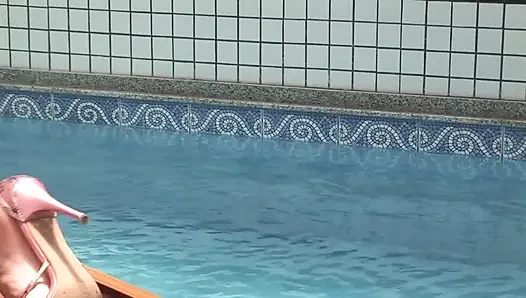 Shemale Kamila Smith poolside blowjob