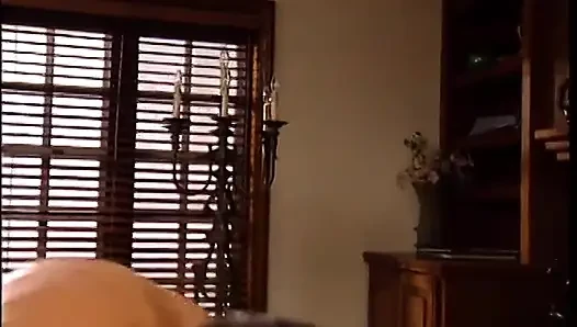Memek jadul berbulu merah menjilati memek