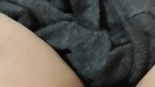 Tombul kadın yüksek sesle titreşerek orgazm oluyor
