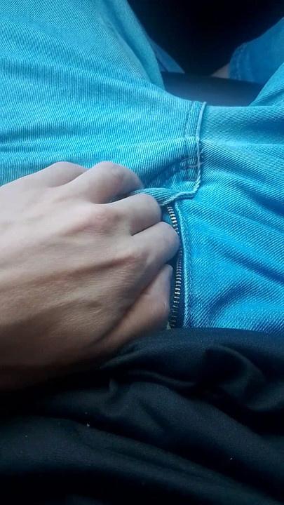 Fyr i en bil viser en penis