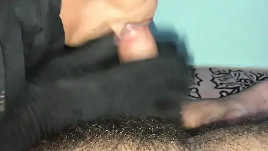 Tesettürlü Hintli Müslüman kız sakso çekiyor ve boşalıyor