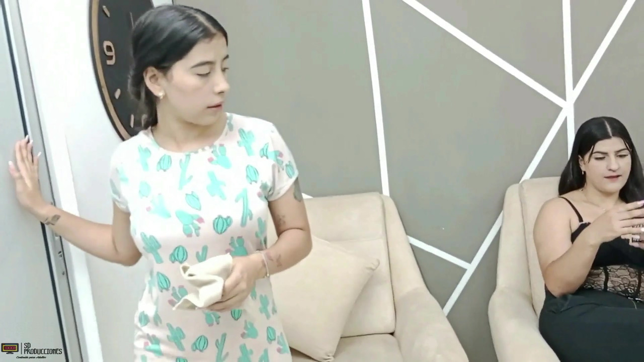 欲火中烧的员工第一次玩女同性爱 - 西班牙语色情