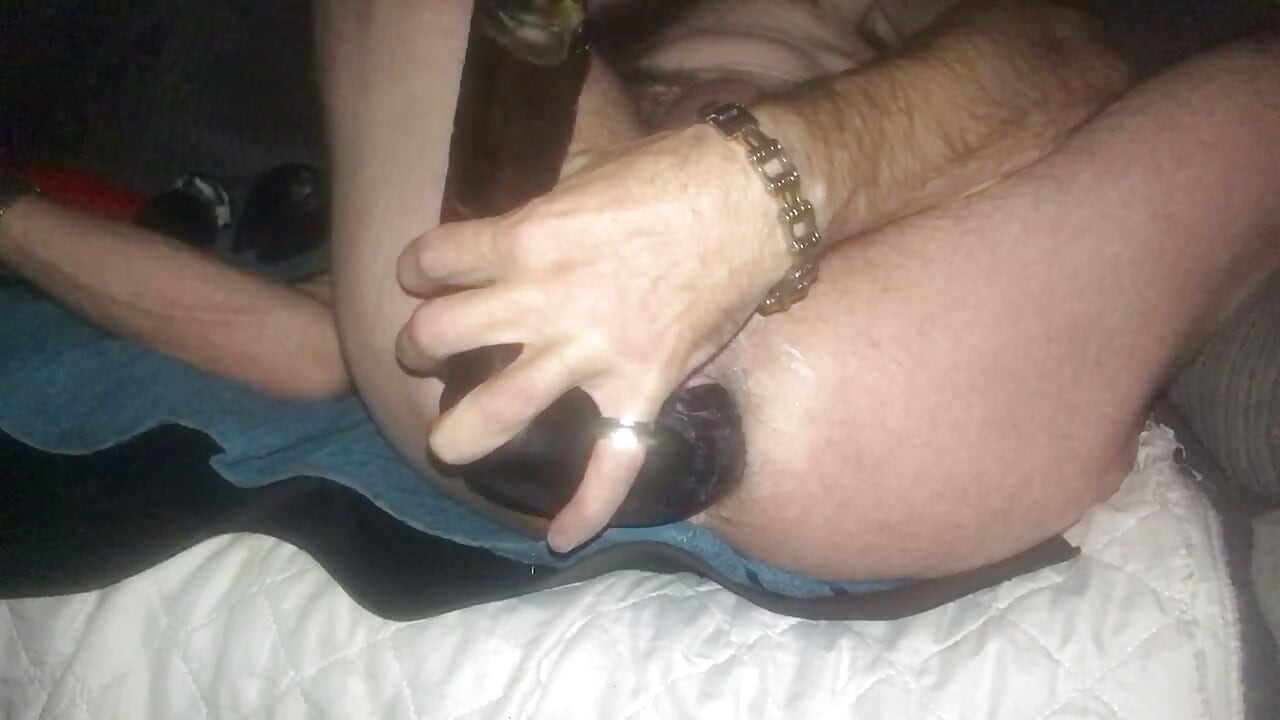 Ich liebe es, den Slip meiner Freundin zu tragen und mich zu dildoen, wenn sie weg ist