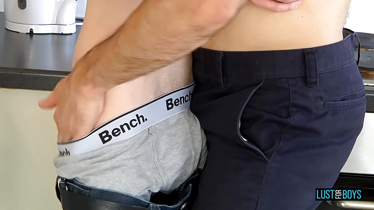 LustForBoys Dolan Wolf เย็ดกับ Aaron Auroras แล้วก็เย็ดปากแดงของเขา