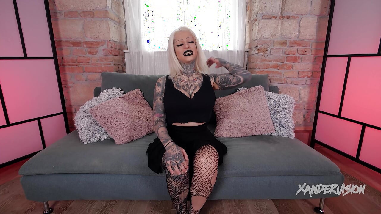 Ivana Hyde visar upp sina bröst och knullar Xander Corvus!