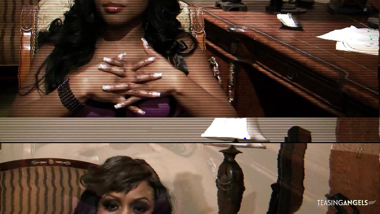 ジェイダ・ファイアは口とマンコに大きな白いペニスを欲しがっています