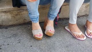 Мюли, игра с обувью с розовыми ногтями на ногах