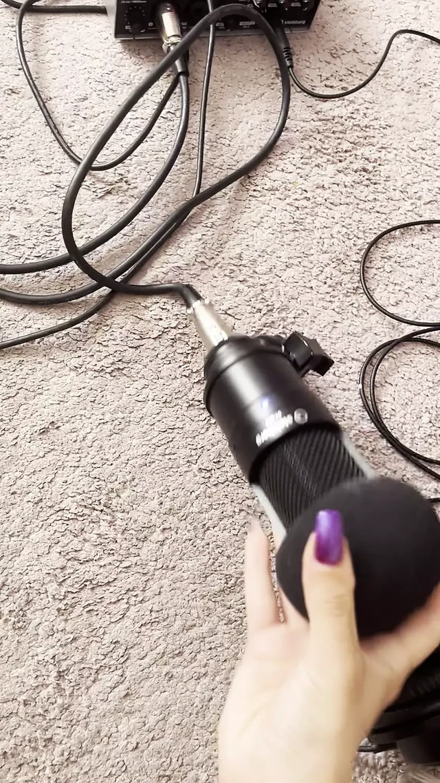 How do I connect a sound card with a microphone to my phone?