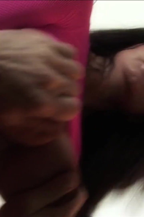 Fekete-fehér csávó megbasz egy pár ribanc barnát