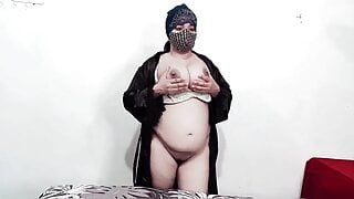 Arabskie duże cycki kobiety ruchają się z dildem