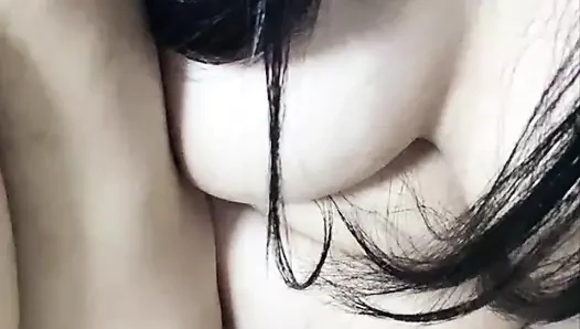 Wow, aku benar-benar terangsang hari ini. Aku bahkan muncrat menggunakan dildo kecil. Aku melakukan ini karena kalian memintaku.. Wanita Indonesia ma