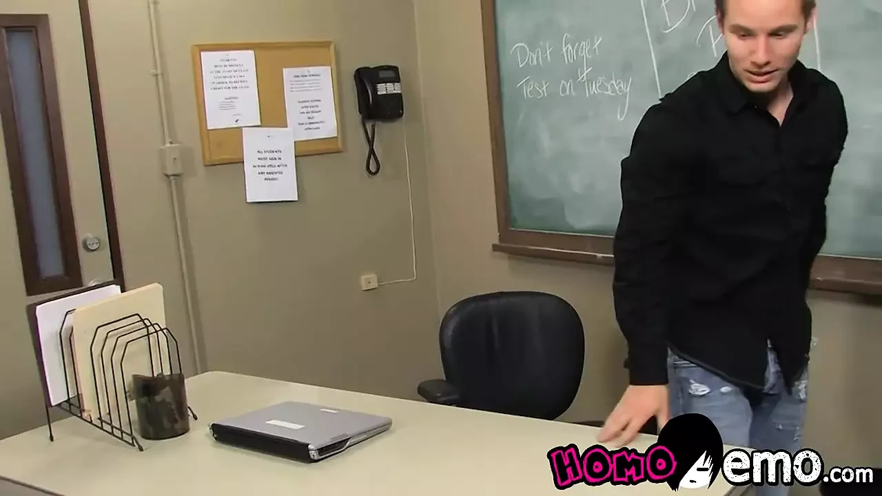 Adrian Layton menggoda dan dikongkek oleh cikgu Tyler Andrews