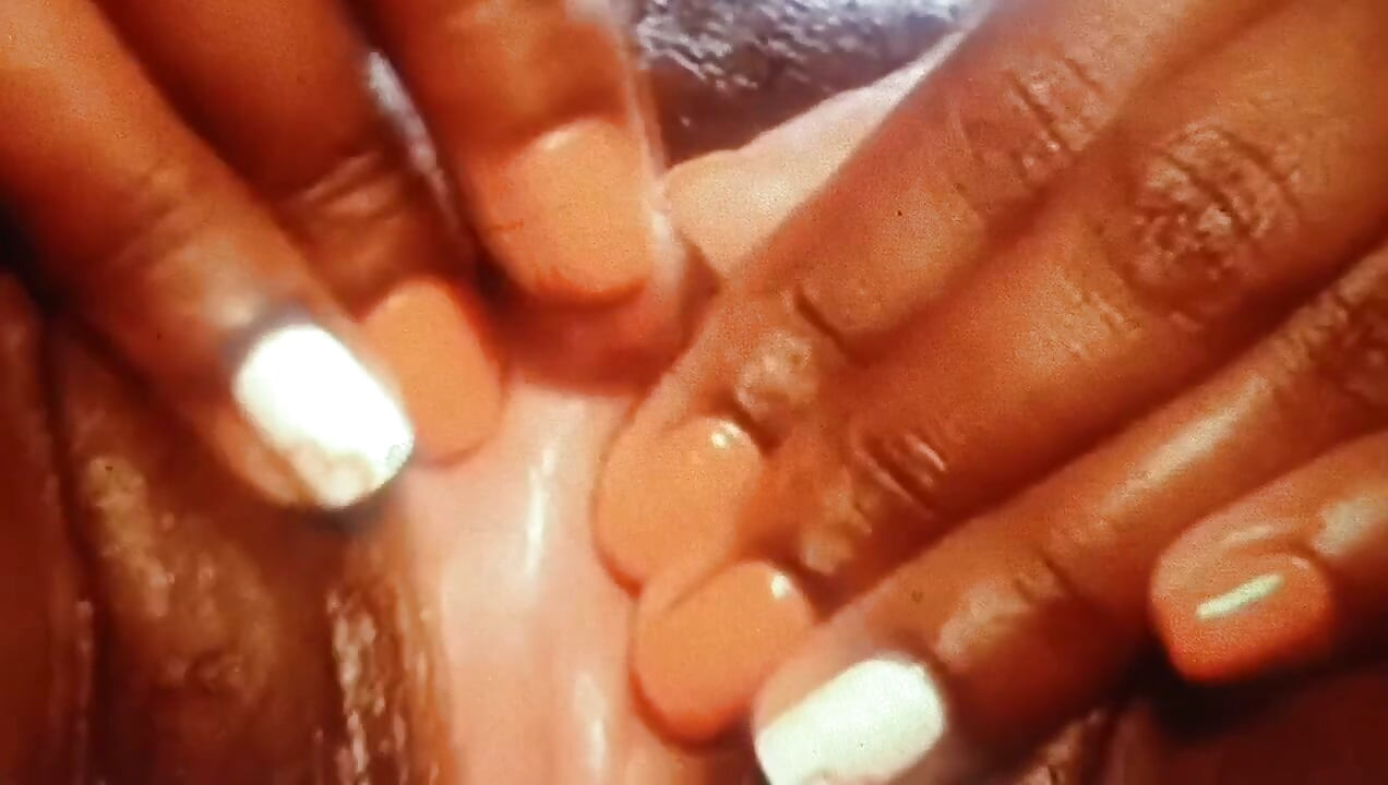 Una chica burundesa muy caliente masturbándose