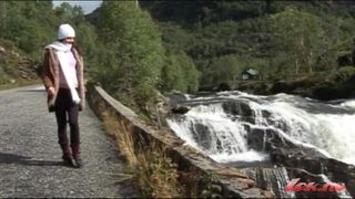 Samotna dziewczyna z Norwegii masturbuje się na świeżym powietrzu
