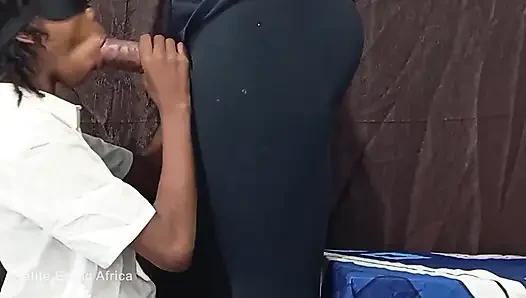 Малышка Lovet делает стоя раком