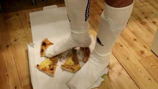 Plezier hebben met pizza en voetbalsokken