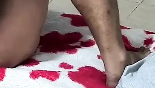 Показываю мои грязные ступни камере, пока получает кримпай от моего черного