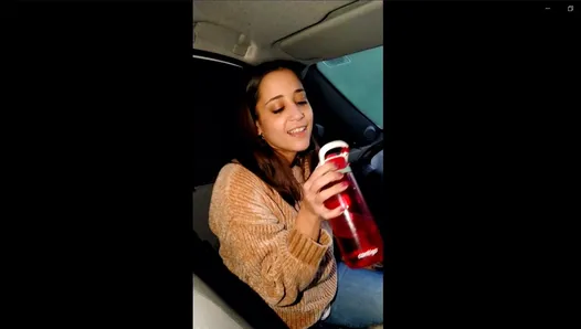 Dwie dziwki piją siusiu w samochodzie w miejscach publicznych
