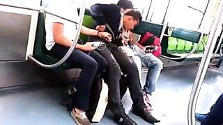 Aftrekken en sukkels, in de trein of metro. korte compilatie.