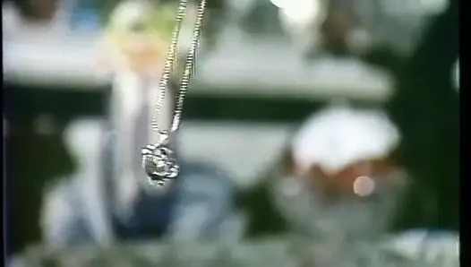 Güzel memeli sarışın paul thomas'ı yerde emiyor ve sikiyor