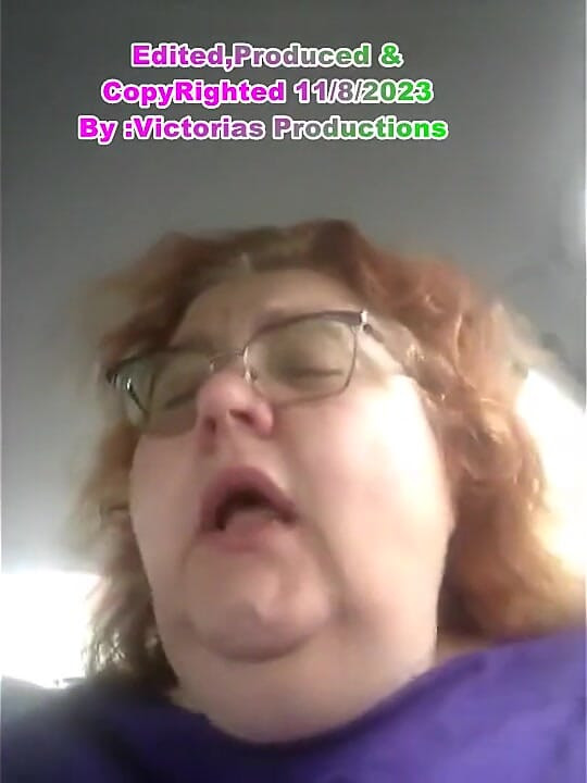 A mocskos nővér, Vicki Vapes az autójában, miután