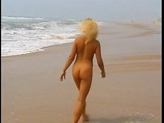 Rubia follada en la playa