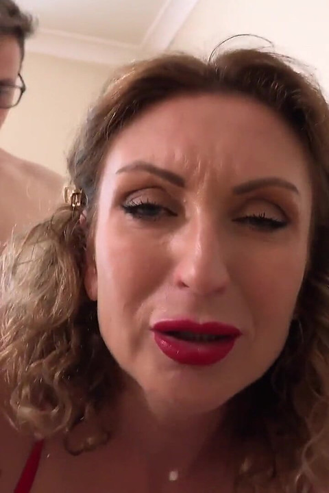 MătușaJudysXXX - matură sexy incitantă Julia North are nevoie de ajutor cu laptopul ei