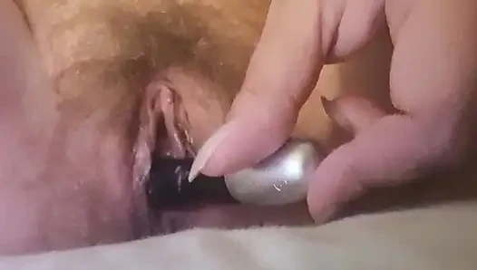 Aku lagi asik masturbasi memek berbuluku sendirian di rumah
