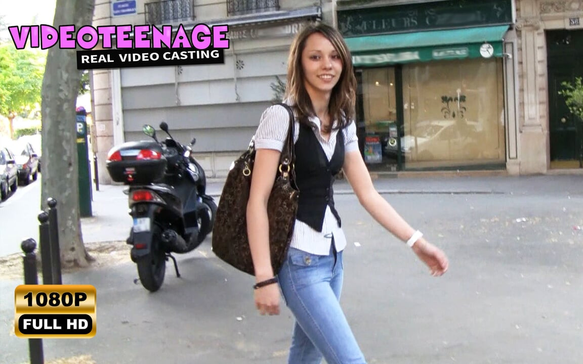 Leslie yang cantik berusia 18 tahun melakukan lakonan pertamanya dalam keadaan telanjang