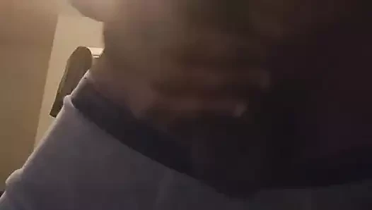 Bu uzun siyah yarağı okşuyor