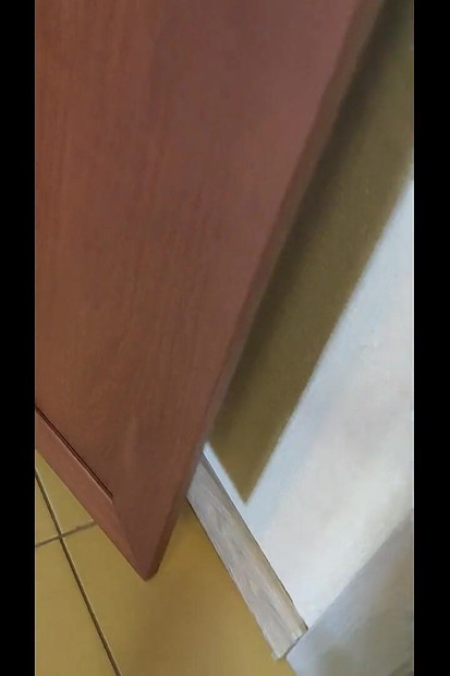 Gura veliku igračku u guzicu i snima je izbliza
