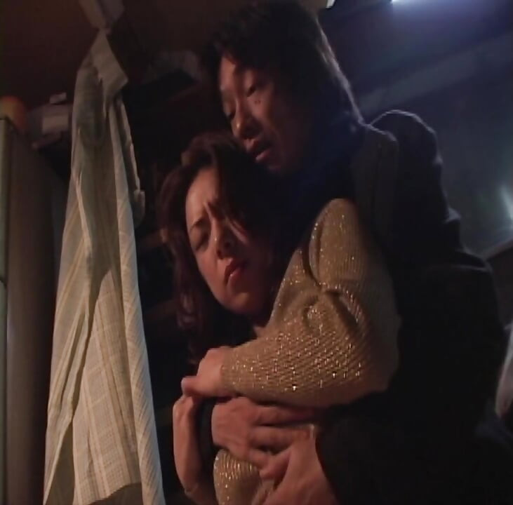 P135G06 A beautiful proprietress running a small nomiyaku with only a counter in Kabukicho. A sensual drama about a touting man and a man chased by debt collectors in the chaotic Showa-era Shinjuku!