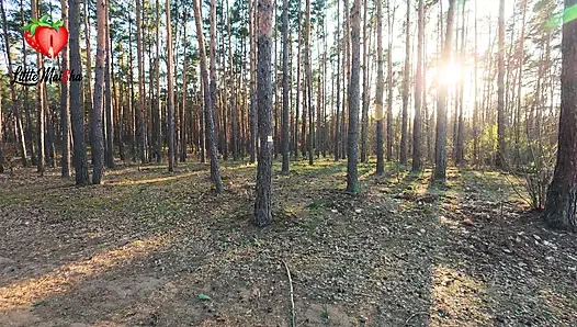 Eine dünne, süße Rothaarige, die ich durch Zufall im Wald getroffen habe, melkte meine eier und schwanz trocken. Sie hat dabei auch mein arschloch geleckt.