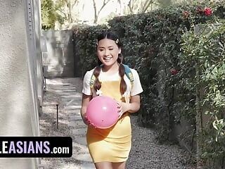 La princesa adolescente Ella Voneva obtiene su coño asiático follado por el enorme cinturón de Diamond Banks - littleasians ffm trío