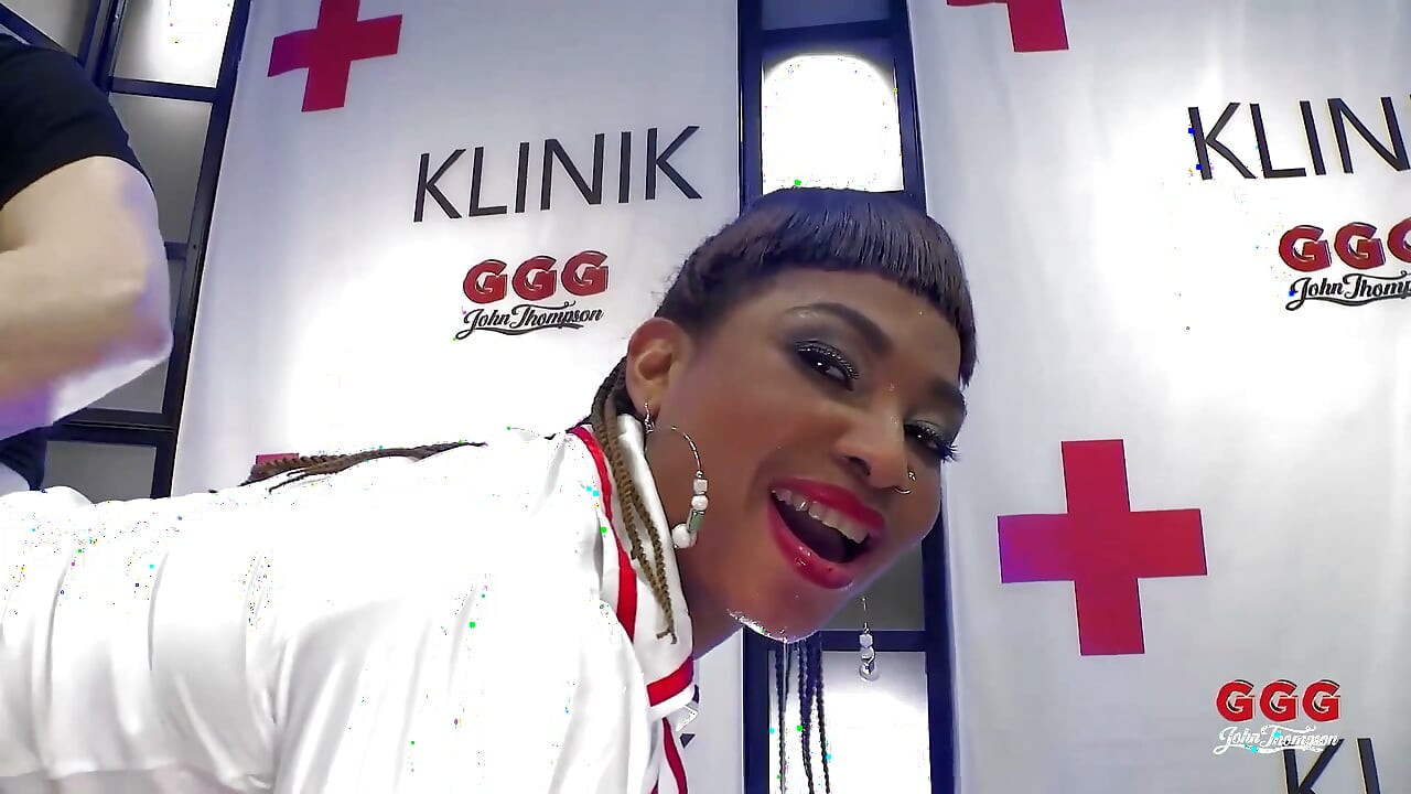 Loira e negra puta engolem mijo e porra em Ggg Bukkake