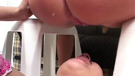 Лесбийский писсинг, глотает лучших девушек и литра моча