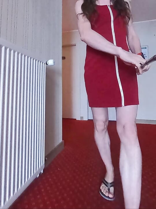 Die versaute bella macht einen tagsüber spaziergang in ihrem hotel
