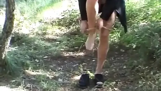 Celana kencing di taman