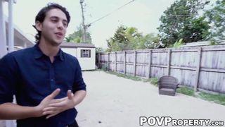Симпатичный землевладелец принимает большой хуй в видео от первого лица, чтобы заключить сделку