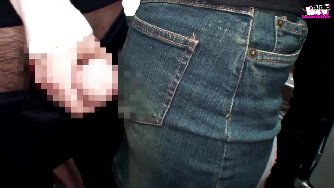 Betrapt in de menigte, verleidelijke vrouwen draaien de tafels om en spelen met zijn stijgende spanning op een volle bus - scène 3