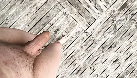 Teen çıplak bir gölde mastürbasyon yapıyor