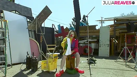 Gadis sange nyepong kontol besar di sofa sampai dicrot di mulut