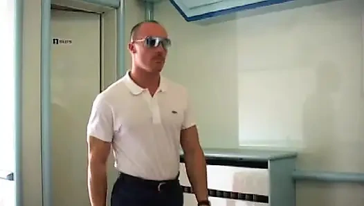 Pejantan berotot ngajak francesca torri si wanita ravenhair untuk datang ke wc untuk ngentot memeknya yang berbulu