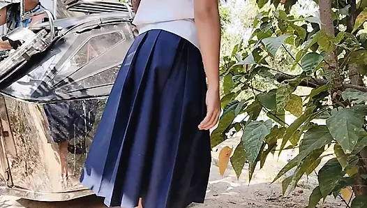 MASUM KıZ ÖĞRENCI TRIKE'YE BINIYOR ŞANSLı BIR SÜRÜCÜYÜ BIR YERE GITMEYE DAVET EDIYOR