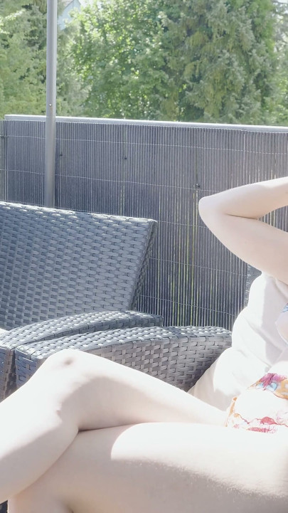 18 plus model bekommt ihren arsch auf dem Balkon unglaublich hart gefickt!